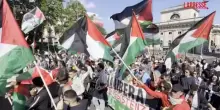Milano, corteo pro-Palestina: “Giù le mani dai bambini”