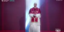 Maurizio Crozza è Papa Leone XIV: “Quando hanno detto Prevost hanno subito pensato a una pomata…”