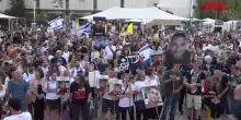 Israele, festeggiamenti per il rilascio dell’ostaggio Edan Alexander da parte di Hamas