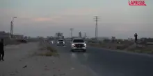 Gaza, il convoglio della Croce Rossa che trasporta l’ostaggio liberato da Hamas