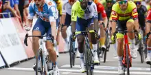 Giro d’Italia 2025, Van Uden vince la quarta tappa: Pedersen resta in rosa