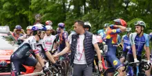 Giro d’Italia, maxi caduta nella sesta tappa: corsa neutralizzata