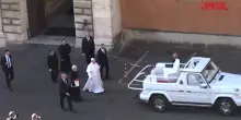 Papa Leone XIV sale per la prima volta sulla Papamobile per la messa di inizio pontificato