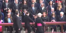 Papa Leone XIV, Zelensky saluta Mattarella e abbraccia Meloni all’arrivo