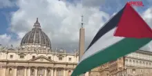 Papa Leone XIV: bandiera palestinese in piazza San Pietro, fedeli chiedono foto