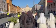 Papa Leone XIV, lunghe code dei fedeli ai varchi di piazza San Pietro