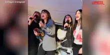 Laura Pausini festeggia 51 anni: karaoke con Giorgia e Paola Cortellesi