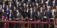 Papa Leone XIV, da Mattarella a Meloni, da Zelensky a Vance: le foto dell’insediamento del Pontefice