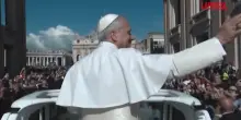 Papa Leone XIV ferma la papamobile per benedire due bambini