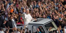 Papa Leone XIV, al via il Pontificato davanti a 200mila fedeli: “Guardare a Cristo per costruire la pace”