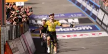 Giro d’Italia 2025, Van Aert vince la nona tappa: maglia rosa a Del Toro