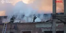 Violento attacco a Sumy, fiamme e fumo si levano da un edificio: 2 morti