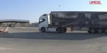 Gaza, camion con aiuti entrano dal valico di Kerem Shalom