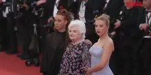 Cannes 2025, Scarlett Johansson sul red carpet per il suo debutto alla regia