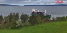 Norvegia, portacontainer si incaglia a pochi metri da una casa