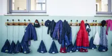 Napoli, minacce e botte ai bambini delle elementari: sospesa maestra