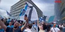 Napoli, tifosi fanno festa prima di entrare al Maradona per il match scudetto