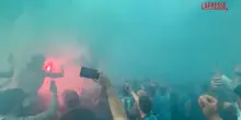 Napoli, il pullman della squadra arriva al Maradona accolto da cori e fumogeni