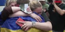 Russia-Ucraina, i soldati ucraini liberati riabbracciano i propri cari