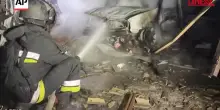 Ucraina, attacco russo su Odessa: l’intervento dei vigili del fuoco