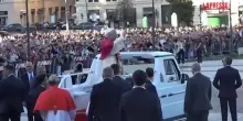 Papa Leone XIV sulla papamobile dopo l’insediamento