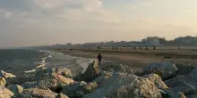 Cervia, donna travolta e uccisa da ruspa in spiaggia
