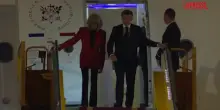 Macron schiaffeggiato dalla moglie Brigitte all’arrivo a Hanoi: il video è virale
