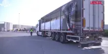 Gaza, camion di aiuti per i palestinesi entrano nella Striscia
