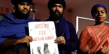 Satnam Singh, il proprietario di casa del bracciante morto: “Boccheggiava, era agonizzante”