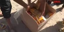Gaza, assaltato centro aiuti alimentari: le immagini
