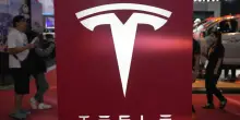 Immatricolazioni auto aprile, Tesla dimezza le vendite in Europa. Stellantis -0,5%