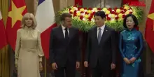 Macron e Brigitte in visita ufficiale in Vietnam, la première dame sembra tesa