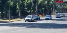 Protesta dei taxi a Roma, corteo di auto verso il Campidoglio