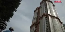 Mosca, palazzo danneggiato dai resti di un drone ucraino abbattuto