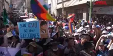 Bolivia, scontri tra i sostenitori di Evo Morales e la polizia: le immagini