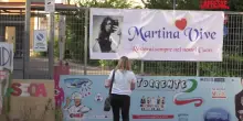 Martina Carbonaro, il dolore della madre all’esterno della scuola che frequentava