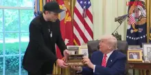 Trump regala una chiave d’oro a Elon Musk