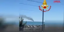 Pesaro, fiamme su una barca nel mare di Fano