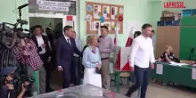 Polonia, i due candidati alla presidenza si recano a votare: le immagini