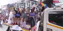 Thailandia, a Bangkok migliaia in strada per il Pride: la coloratissima parata