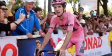 Giro d’Italia 2025, Simon Yates vince la corsa rosa: ultima tappa a Kooij