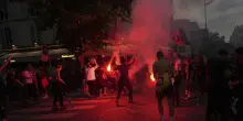 Parigi, la festa per il Psg diventa guerriglia: almeno 294 arresti, auto sulla folla a Grenoble