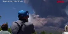 Eruzione Etna, residenti e turisti ammirano la grande colonna di fumo