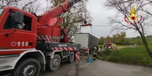 Milano, rapina in centro logistico: scappano dando fuoco ai camion e spargendo chiodi