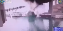 Ucraina, 007 di Kiev fanno saltare i piloni del ponte di Crimea: l’esplosione