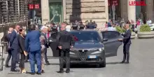 Italia-Slovacchia, Fico entra a Palazzo Chigi con un mazzo di fiori per Meloni
