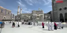 I pellegrini musulmani affollano la Grande Moschea della Mecca