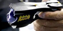 Pescara: colpito con taser dalla polizia, 30enne muore in ospedale per arresto cardiaco