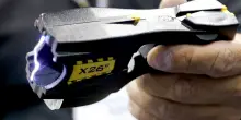Genova, 41enne morto dopo essere stato colpito da taser: è il secondo caso in poche ore