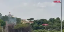 Incendio a Monte Mario a Roma: in azione l’elicottero dei vigili del fuoco